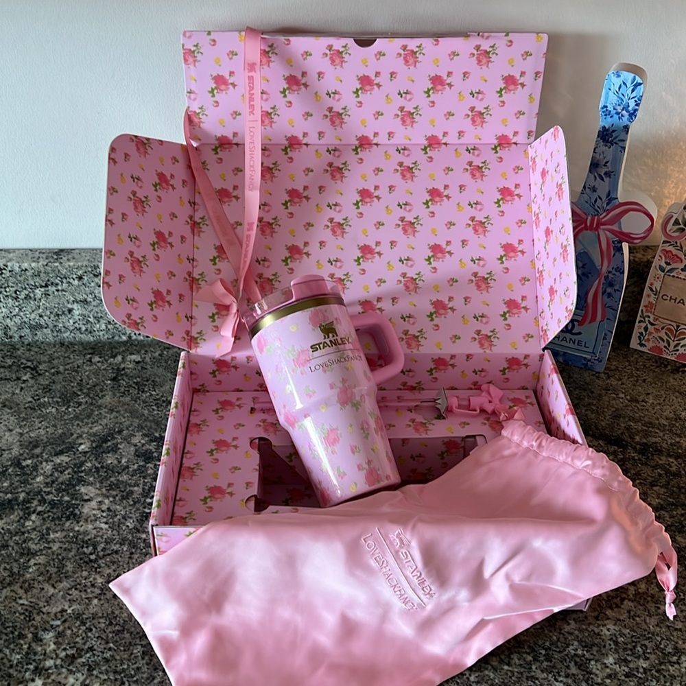LoveShackFancy x Stanley 1913 Quencher Tumbler - Picture 4 of 13